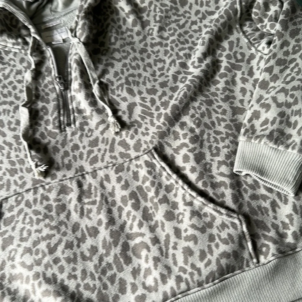 American eagle one for zip, hooded sweatshirt, green cheetah print EUC sz S - Picture 3 of 3